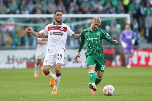04.10.2025, xtgx, Fussball 1. Bundesliga, SV Werder Bremen - FC St. Pauli, v.l. Daniel Sinani (St. Pauli, 10), Romano Schmid (Bremen, 20) (DFL DFB REGULATIONS PROHIBIT ANY USE OF PHOTOGRAPHS as IMAGE SEQUENCES and or QUASI-VIDEO) Bremen