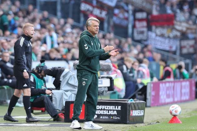 04.10.2025, xtgx, Fussball 1. Bundesliga, SV Werder Bremen - FC St. Pauli, v.l. Horst Steffen (Bremen, Trainer) gibt Anweisungen, gestikuliert mit den Armen, gesticulate, gives instructions (DFL DFB REGULATIONS PROHIBIT ANY USE OF PHOTOGRAPHS as IMAGE SEQUENCES and or QUASI-VIDEO) Bremen