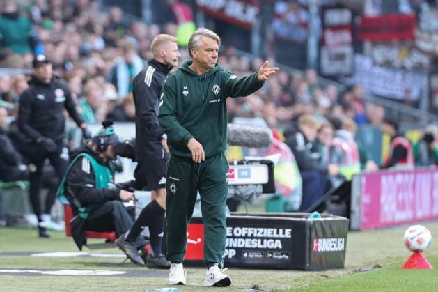 04.10.2025, xtgx, Fussball 1. Bundesliga, SV Werder Bremen - FC St. Pauli, v.l. Horst Steffen (Bremen, Trainer) gibt Anweisungen, gestikuliert mit den Armen, gesticulate, gives instructions (DFL DFB REGULATIONS PROHIBIT ANY USE OF PHOTOGRAPHS as IMAGE SEQUENCES and or QUASI-VIDEO) Bremen