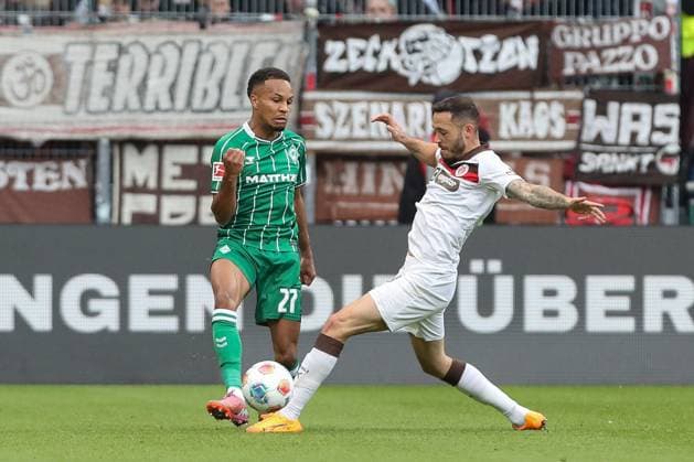 04.10.2025, xtgx, Fussball 1. Bundesliga, SV Werder Bremen - FC St. Pauli, v.l. Felix Agu (Bremen, 27), Mathias Pereira Lage (St. Pauli, 28) (DFL DFB REGULATIONS PROHIBIT ANY USE OF PHOTOGRAPHS as IMAGE SEQUENCES and or QUASI-VIDEO) Bremen