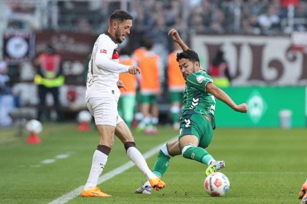 04.10.2025, xtgx, Fussball 1. Bundesliga, SV Werder Bremen - FC St. Pauli, v.l. Joel Chima Fujita (St. Pauli, 16), Yukinari Sugawara (Bremen, 3) (DFL DFB REGULATIONS PROHIBIT ANY USE OF PHOTOGRAPHS as IMAGE SEQUENCES and or QUASI-VIDEO) Bremen