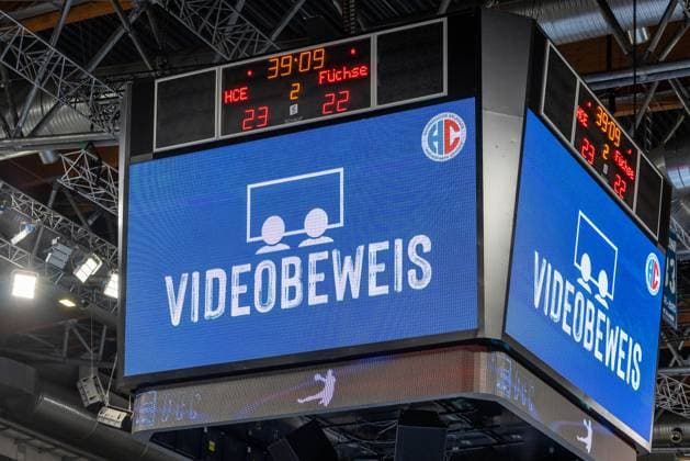 Zwischenzeitlich war ein Videobeweis notwendig waehrend Erlangen in Fuehrung war. HC Erlangen vs. Fuechse Berlin, Handball, 1. Handball Bundesliga, Saison 2025 2026, 7. Spieltag, 04.10.2025 HC Erlangen vs. Fuechse Berlin, Handball, 1. Handball Bundesliga, Saison 2025 2026, 7. Spieltag, 04.10.2025 Nuernberg Copyright: xEibner-Pressefoto ArdanxFuessmanx EP_AFN