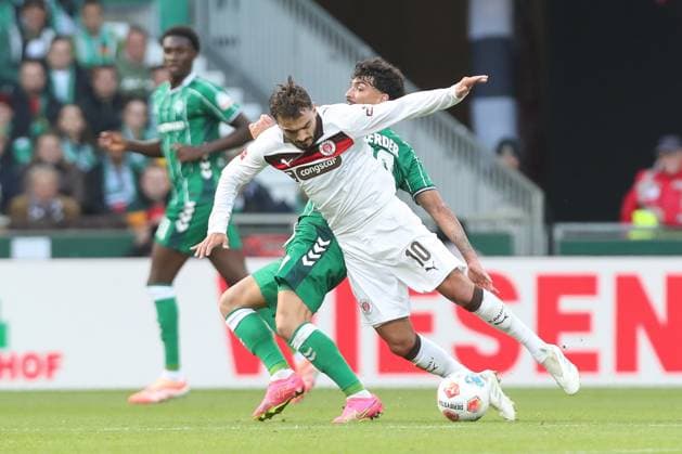 04.10.2025, xtgx, Fussball 1. Bundesliga, SV Werder Bremen - FC St. Pauli, v.l. Daniel Sinani (St. Pauli, 10), Cameron Puertas (Bremen, 18) Zweikampf, Duell, Kampf, tackle (DFL DFB REGULATIONS PROHIBIT ANY USE OF PHOTOGRAPHS as IMAGE SEQUENCES and or QUASI-VIDEO) Bremen