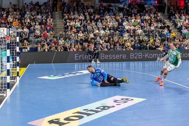 Khalifa Ghedbane (HC Erlangen, 96) schaut dem Ball hinterher ins Tor, nach dem Wurf von Tobias Schjoelberg Groendahl (Füchse Berlin, 15) HC Erlangen vs. Fuechse Berlin, Handball, 1. Handball Bundesliga, Saison 2025 2026, 7. Spieltag, 04.10.2025 HC Erlangen vs. Fuechse Berlin, Handball, 1. Handball Bundesliga, Saison 2025 2026, 7. Spieltag, 04.10.2025 Nuernberg Copyright: xEibner-Pressefoto ArdanxFuessmanx EP_AFN