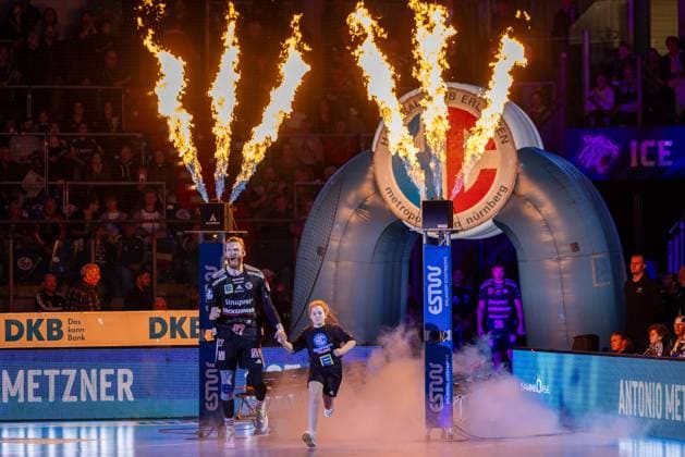 Antonio Metzner (HC Erlangen, 27) beim Einlauf durch die Flammen. HC Erlangen vs. Fuechse Berlin, Handball, 1. Handball Bundesliga, Saison 2025 2026, 7. Spieltag, 04.10.2025 HC Erlangen vs. Fuechse Berlin, Handball, 1. Handball Bundesliga, Saison 2025 2026, 7. Spieltag, 04.10.2025 Nuernberg Copyright: xEibner-Pressefoto ArdanxFuessmanx EP_AFN
