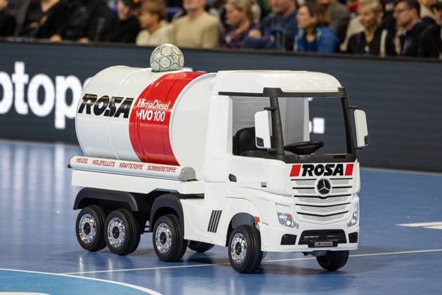 Ferngesteuerter LKW mit Werbeaufdruck der Firma ROSA, Klimadiesel IVO100, bringt den Spielball in die Halle. HC Erlangen vs. Fuechse Berlin, Handball, 1. Handball Bundesliga, Saison 2025 2026, 7. Spieltag, 04.10.2025 HC Erlangen vs. Fuechse Berlin, Handball, 1. Handball Bundesliga, Saison 2025 2026, 7. Spieltag, 04.10.2025 Nuernberg Copyright: xEibner-Pressefoto ArdanxFuessmanx EP_AFN