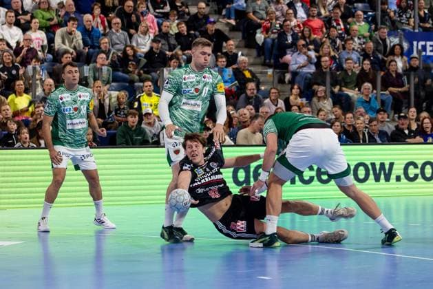 Florian Scheerer (HC Erlangen, 10) wird am Kreis zu Boden gebracht von Lasse Bredekjaer Andersson (Füchse Berlin, 11). Im Hintergrund Aitor Arino (Füchse Berlin, 14). HC Erlangen vs. Fuechse Berlin, Handball, 1. Handball Bundesliga, Saison 2025 2026, 7. Spieltag, 04.10.2025 HC Erlangen vs. Fuechse Berlin, Handball, 1. Handball Bundesliga, Saison 2025 2026, 7. Spieltag, 04.10.2025 Nuernberg Copyright: xEibner-Pressefoto ArdanxFuessmanx EP_AFN