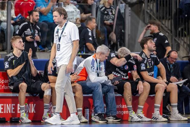 Ratlosigkeit bei Johannes Sellin (HC Erlangen, Chef-Trainer), er laauft an der Bank entlang mit haegenden Armen. Viggo Kristjansson (HC Erlangen, 73), Dr. Andre Teixeira (HC Erlangen, Torwarttrainer) HC Erlangen vs. Fuechse Berlin, Handball, 1. Handball Bundesliga, Saison 2025 2026, 7. Spieltag, 04.10.2025 HC Erlangen vs. Fuechse Berlin, Handball, 1. Handball Bundesliga, Saison 2025 2026, 7. Spieltag, 04.10.2025 Nuernberg Copyright: xEibner-Pressefoto ArdanxFuessmanx EP_AFN