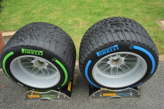 FORMULA 1 SINGAPORE AIRLINES SINGAPORE GRAND PRIX 2025 05.10.2025, Marina Bay Street Circuit, Singapore, FORMULA 1 SINGAPORE AIRLINES SINGAPORE GRAND PRIX 2025 , im Bild Pirelli Intermediate und Regen Rennreifen