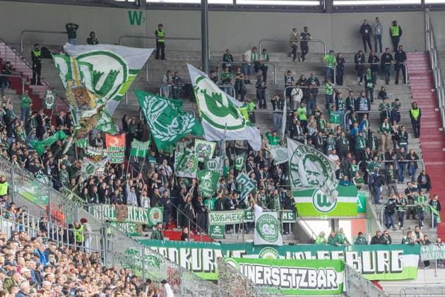 Mitgereiste Fans des VfL Wolfsburg, FC Augsburg vs. VfL Wolfsburg, Fussball, 1. Bundesliga, 6. Spieltag, 04.10.2025 DFB regulations prohibit any use of photographs as image sequences and or quasi-video Augsburg Bayern Deutschland