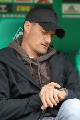 04.10.2025, xtgx, Fussball 1. Bundesliga, SV Werder Bremen - FC St. Pauli, v.l. Alexander Blessin (St. Pauli, Trainer) schaut auf die Uhr (DFL DFB REGULATIONS PROHIBIT ANY USE OF PHOTOGRAPHS as IMAGE SEQUENCES and or QUASI-VIDEO) Bremen