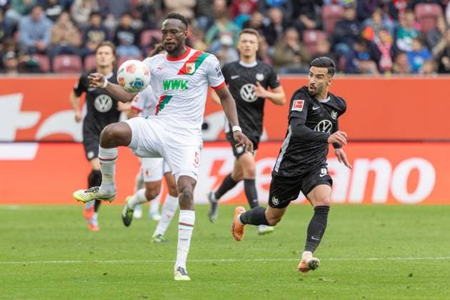 Chrislain Matsima (FC Augsburg) in Aktion, FC Augsburg vs. VfL Wolfsburg, Fussball, 1. Bundesliga, 6. Spieltag, 04.10.2025 DFB regulations prohibit any use of photographs as image sequences and or quasi-video Augsburg Bayern Deutschland