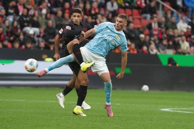 Fussball, 1 Bundesliga, Saison 2025 2026, Bayer 04 Leverkusen- 1.FC Union Berlin 04.10.2025, Bayarena Leverkusen Ezequiel Fernandez, Bayer 04 Leverkusen, Andrej Ilic, 1.FC Union Berlin ,