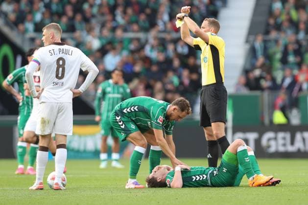 04.10.2025, xtgx, Fussball 1. Bundesliga, SV Werder Bremen - FC St. Pauli, v.l. Jens Stage (Bremen, 6) verletzt, Verletzung, injury, injured (DFL DFB REGULATIONS PROHIBIT ANY USE OF PHOTOGRAPHS as IMAGE SEQUENCES and or QUASI-VIDEO) Bremen