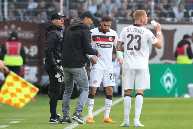 04.10.2025, xtgx, Fussball 1. Bundesliga, SV Werder Bremen - FC St. Pauli, v.l. Alexander Blessin (St. Pauli, Trainer), Ricky Jade Jones (St. Pauli, 26) gibt Anweisungen, gestikuliert mit den Armen, gesticulate, gives instructions (DFL DFB REGULATIONS PROHIBIT ANY USE OF PHOTOGRAPHS as IMAGE SEQUENCES and or QUASI-VIDEO) Bremen