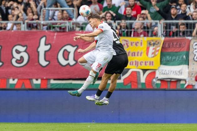 Robin Fellhauer (FC Augsburg) und Joakim Maehle 21 (VfL Wolfsburg) v-l im Zweikampf, FC Augsburg vs. VfL Wolfsburg, Fussball, 1. Bundesliga, 6. Spieltag, 04.10.2025 DFB regulations prohibit any use of photographs as image sequences and or quasi-video Augsburg Bayern Deutschland