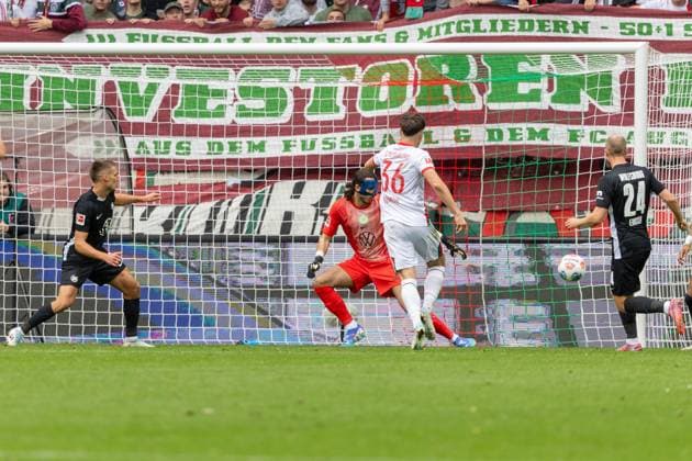 Mert Koemuer (FC Augsburg) erzielt das Tor zum 2:0, FC Augsburg vs. VfL Wolfsburg, Fussball, 1. Bundesliga, 6. Spieltag, 04.10.2025 DFB regulations prohibit any use of photographs as image sequences and or quasi-video Augsburg Bayern Deutschland