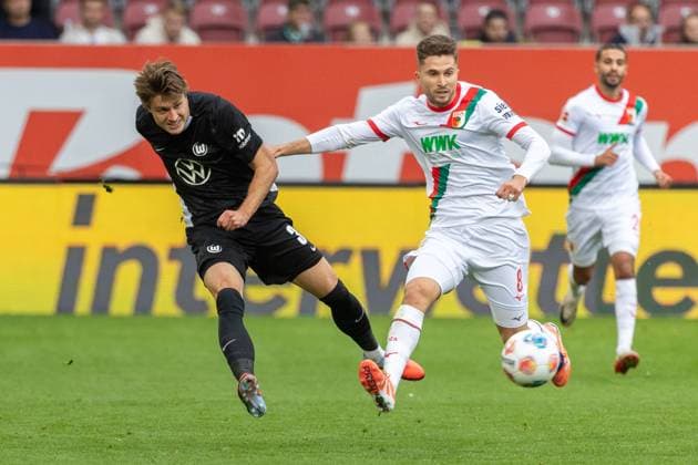 Mattias Svanberg 32 (VfL Wolfsburg) und Elvis Rexhbecaj (FC Augsburg) v-l im Zweikampf, FC Augsburg vs. VfL Wolfsburg, Fussball, 1. Bundesliga, 6. Spieltag, 04.10.2025 DFB regulations prohibit any use of photographs as image sequences and or quasi-video Augsburg Bayern Deutschland
