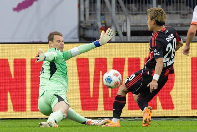 Eintracht Frankfurt - FC Bayern München, 1. FBL Aus kurzer Distanz wehrt Torwart Manuel Neuer (Bayern München, 1) einen Schuss von Ritsu Doan (Eintracht Frankfurt, 20) ab. Bundesligaspiel zwischen Eintracht Frankfurt und dem FC Bayern München am 4. Oktober 2025 im Deutsche Bank Park in Frankfurt am Main., Frankfurt am Main Hessen Deutschland Deutsche Bank Park
