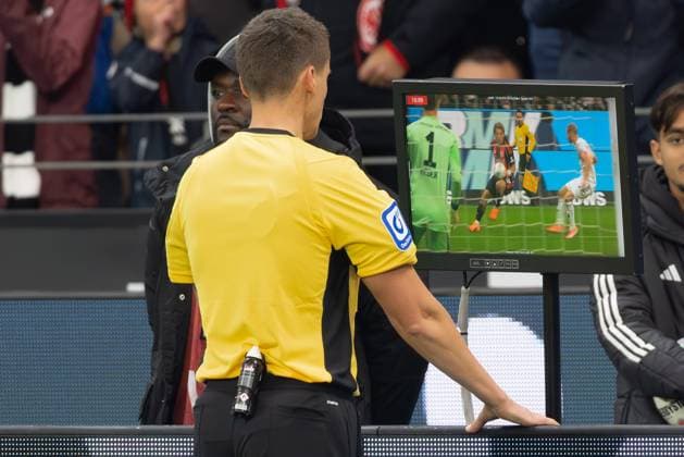 Eintracht Frankfurt - FC Bayern München, 1. FBL Schiedsrichter Daniel Siebert schaut sich die umstrittene Szene vor dem vermeintlichen Frankfurter Ausgleichstor am Monitor an. Der VAR hatte sich eingeschaltet. Bundesligaspiel zwischen Eintracht Frankfurt und dem FC Bayern München am 4. Oktober 2025 im Deutsche Bank Park in Frankfurt am Main., Frankfurt am Main Hessen Deutschland Deutsche Bank Park