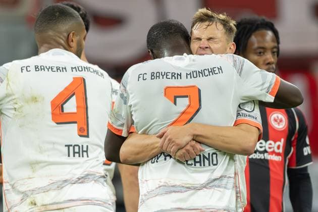 Eintracht Frankfurt - FC Bayern München, 1. FBL Nach dem Schlusspfiff umarmt Joshua Kimmich (Bayern München, 6) seinen Mitspieler Dayot Upamecano (Bayern München, 2) leidenschaftlich. Links Jonathan Tah (Bayern München, 4). Bundesligaspiel zwischen Eintracht Frankfurt und dem FC Bayern München am 4. Oktober 2025 im Deutsche Bank Park in Frankfurt am Main., Frankfurt am Main Hessen Deutschland Deutsche Bank Park