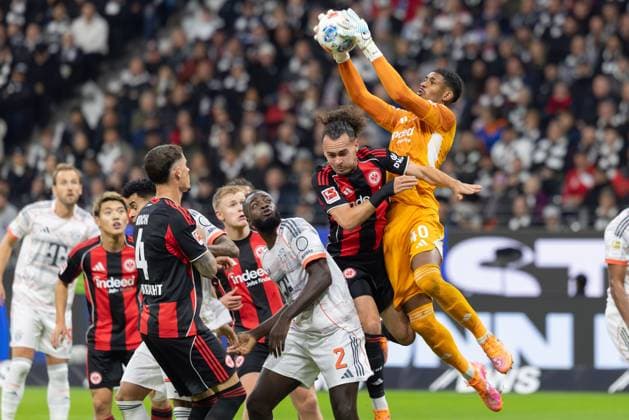 Eintracht Frankfurt - FC Bayern München, 1. FBL Torwart Kaua Santos (Eintracht Frankfurt, 40) fängt einen Eckball ab. Links neben ihm tummeln sich Robin Koch (Eintracht Frankfurt, 4), Dayot Upamecano (Bayern München, 2) und Arthur Theate (Eintracht Frankfurt, 3). Bundesligaspiel zwischen Eintracht Frankfurt und dem FC Bayern München am 4. Oktober 2025 im Deutsche Bank Park in Frankfurt am Main., Frankfurt am Main Hessen Deutschland Deutsche Bank Park