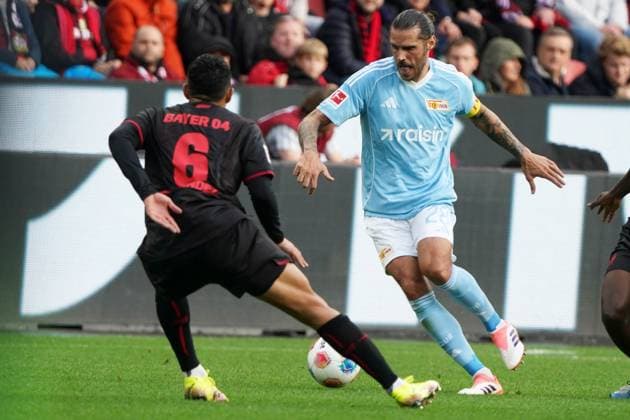 Fussball, 1 Bundesliga, Saison 2025 2026, Bayer 04 Leverkusen- 1.FC Union Berlin 04.10.2025, Bayarena Leverkusen Ezequiel Fernandez, Bayer 04 Leverkusen , Christopher Trimmel Union Berlin