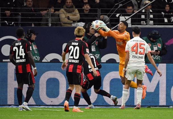 04.10.2025, xjhx, Fussball 1.Bundesliga, Eintracht Frankfurt - FC Bayern München v.l. AurÃ lio Buta (Eintracht Frankfurt), Ritsu Doan (Eintracht Frankfurt), Mario Götze Goetze (Eintracht Frankfurt), Kaua Santos (Eintracht Frankfurt), Aleksandar Pavlovic (FC Bayern Muenchen) (DFL DFB REGULATIONS PROHIBIT ANY USE OF PHOTOGRAPHS as IMAGE SEQUENCES and or QUASI-VIDEO) Frankfurt am Main