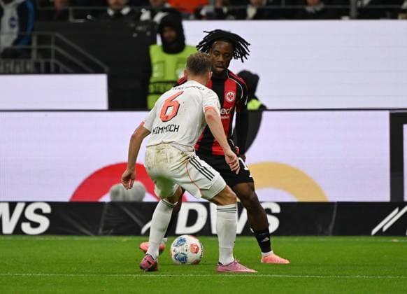 04.10.2025, xjhx, Fussball 1.Bundesliga, Eintracht Frankfurt - FC Bayern München v.l. Joshua Kimmich (FC Bayern Muenchen), Elye Wahi (Eintracht Frankfurt) (DFL DFB REGULATIONS PROHIBIT ANY USE OF PHOTOGRAPHS as IMAGE SEQUENCES and or QUASI-VIDEO) Frankfurt am Main