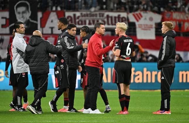 04.10.2025, xjhx, Fussball 1.Bundesliga, Eintracht Frankfurt - FC Bayern München v.l. Schahriar Bigdeli (Athletik, Praevention und Rehabilitation Eintracht Frankfurt), Leiter der Lizenzspielabteilung Team Manager Timmo Hardung (Eintracht Frankfurt), Oscar Hojlund Hoejlund Hojlund (Eintracht Frankfurt), Hugo Larsson (Eintracht Frankfurt) (DFL DFB REGULATIONS PROHIBIT ANY USE OF PHOTOGRAPHS as IMAGE SEQUENCES and or QUASI-VIDEO) Frankfurt am Main