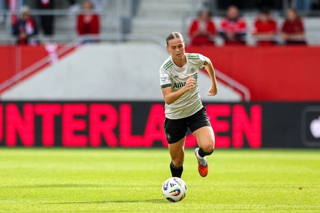 Klara Buehl (FC Bayern Muenchen, 17) mit Ball, GER, FC Bayern Muenchen vs. SV Werder Bremen, Fussball, Google Pixel Frauen-Bundesliga, 5. Spieltag, Saison 2025 2026, 04.10.2025, DFL DFB REGULATIONS PROHIBIT ANY USE OF PHOTOGRAPHS as IMAGE SEQUENCES and or QUASI-VIDEO, GER, FC Bayern Muenchen vs. SV Werder Bremen, Fussball, Google Pixel Frauen-Bundesliga, 5. Spieltag, Saison 2025 2026, 04.10.2025 Muenchen Copyright: xEibner-Pressefoto JennixMaulx EP_JML