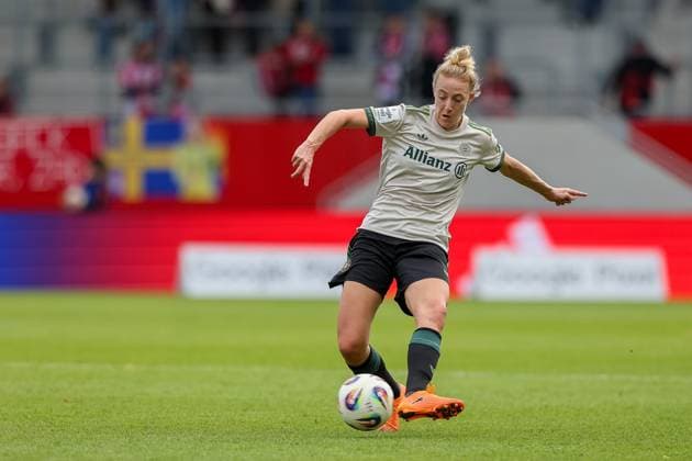 Carolin Simon (FC Bayern Muenchen, 30) mit Ball, GER, FC Bayern Muenchen vs. SV Werder Bremen, Fussball, Google Pixel Frauen-Bundesliga, 5. Spieltag, Saison 2025 2026, 04.10.2025, DFL DFB REGULATIONS PROHIBIT ANY USE OF PHOTOGRAPHS as IMAGE SEQUENCES and or QUASI-VIDEO, GER, FC Bayern Muenchen vs. SV Werder Bremen, Fussball, Google Pixel Frauen-Bundesliga, 5. Spieltag, Saison 2025 2026, 04.10.2025 Muenchen Copyright: xEibner-Pressefoto JennixMaulx EP_JML