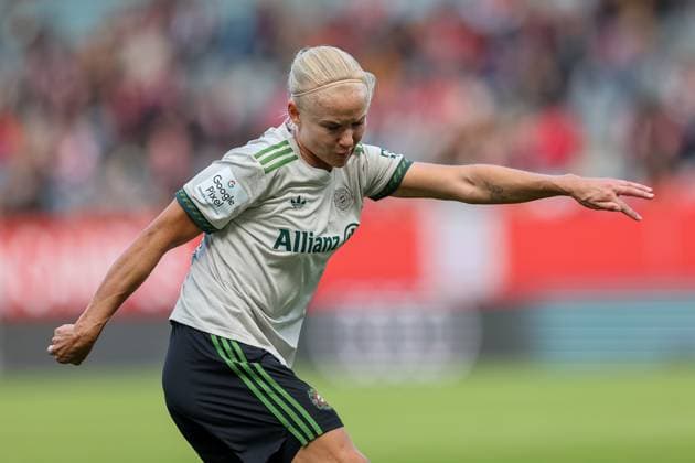 Pernille Harder (FC Bayern Muenchen, 21), GER, FC Bayern Muenchen vs. SV Werder Bremen, Fussball, Google Pixel Frauen-Bundesliga, 5. Spieltag, Saison 2025 2026, 04.10.2025, DFL DFB REGULATIONS PROHIBIT ANY USE OF PHOTOGRAPHS as IMAGE SEQUENCES and or QUASI-VIDEO, GER, FC Bayern Muenchen vs. SV Werder Bremen, Fussball, Google Pixel Frauen-Bundesliga, 5. Spieltag, Saison 2025 2026, 04.10.2025 Muenchen Copyright: xEibner-Pressefoto JennixMaulx EP_JML