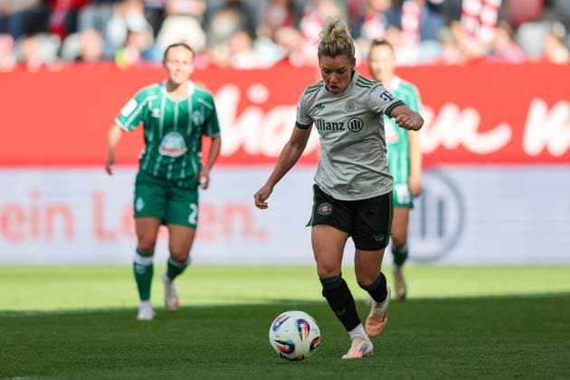 Linda Dallmann (FC Bayern Muenchen, 10) mit Ball, GER, FC Bayern Muenchen vs. SV Werder Bremen, Fussball, Google Pixel Frauen-Bundesliga, 5. Spieltag, Saison 2025 2026, 04.10.2025, DFL DFB REGULATIONS PROHIBIT ANY USE OF PHOTOGRAPHS as IMAGE SEQUENCES and or QUASI-VIDEO, GER, FC Bayern Muenchen vs. SV Werder Bremen, Fussball, Google Pixel Frauen-Bundesliga, 5. Spieltag, Saison 2025 2026, 04.10.2025 Muenchen Copyright: xEibner-Pressefoto JennixMaulx EP_JML