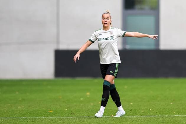 Giulia Gwinn (FC Bayern Muenchen, 07) zeigt, GER, FC Bayern Muenchen vs. SV Werder Bremen, Fussball, Google Pixel Frauen-Bundesliga, 5. Spieltag, Saison 2025 2026, 04.10.2025, DFL DFB REGULATIONS PROHIBIT ANY USE OF PHOTOGRAPHS as IMAGE SEQUENCES and or QUASI-VIDEO, GER, FC Bayern Muenchen vs. SV Werder Bremen, Fussball, Google Pixel Frauen-Bundesliga, 5. Spieltag, Saison 2025 2026, 04.10.2025 Muenchen Copyright: xEibner-Pressefoto JennixMaulx EP_JML