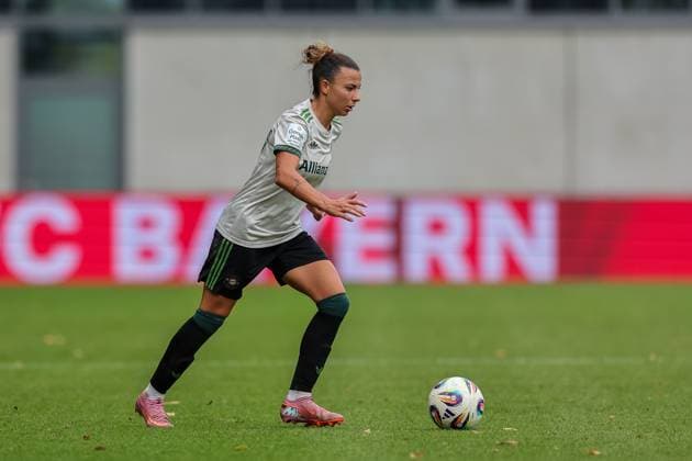 Arianna Caruso (FC Bayern Muenchen, 27) mit Ball, GER, FC Bayern Muenchen vs. SV Werder Bremen, Fussball, Google Pixel Frauen-Bundesliga, 5. Spieltag, Saison 2025 2026, 04.10.2025, DFL DFB REGULATIONS PROHIBIT ANY USE OF PHOTOGRAPHS as IMAGE SEQUENCES and or QUASI-VIDEO, GER, FC Bayern Muenchen vs. SV Werder Bremen, Fussball, Google Pixel Frauen-Bundesliga, 5. Spieltag, Saison 2025 2026, 04.10.2025 Muenchen Copyright: xEibner-Pressefoto JennixMaulx EP_JML