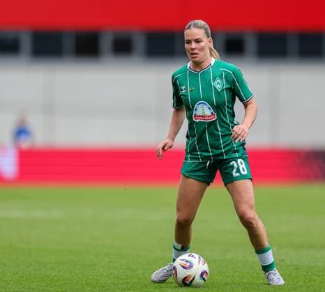 Juliane Wirtz (SV Werder Bremen, 28) mit Ball, GER, FC Bayern Muenchen vs. SV Werder Bremen, Fussball, Google Pixel Frauen-Bundesliga, 5. Spieltag, Saison 2025 2026, 04.10.2025, DFL DFB REGULATIONS PROHIBIT ANY USE OF PHOTOGRAPHS as IMAGE SEQUENCES and or QUASI-VIDEO, GER, FC Bayern Muenchen vs. SV Werder Bremen, Fussball, Google Pixel Frauen-Bundesliga, 5. Spieltag, Saison 2025 2026, 04.10.2025 Muenchen Copyright: xEibner-Pressefoto JennixMaulx EP_JML