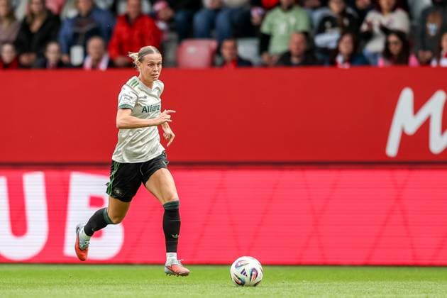 Klara Buehl (FC Bayern Muenchen, 17) mit Ball, GER, FC Bayern Muenchen vs. SV Werder Bremen, Fussball, Google Pixel Frauen-Bundesliga, 5. Spieltag, Saison 2025 2026, 04.10.2025, DFL DFB REGULATIONS PROHIBIT ANY USE OF PHOTOGRAPHS as IMAGE SEQUENCES and or QUASI-VIDEO, GER, FC Bayern Muenchen vs. SV Werder Bremen, Fussball, Google Pixel Frauen-Bundesliga, 5. Spieltag, Saison 2025 2026, 04.10.2025 Muenchen Copyright: xEibner-Pressefoto JennixMaulx EP_JML