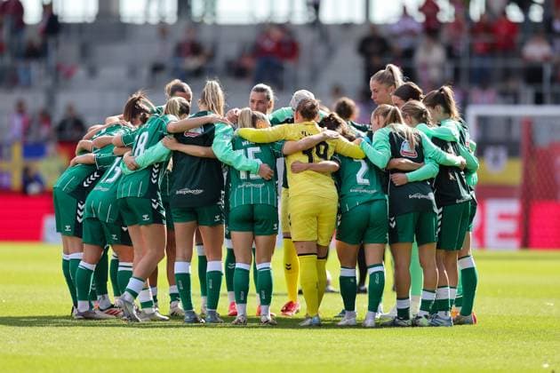 Mannschaftskreis der Spielerinnen vom SV Werder Bremen vor dem Spiel, GER, FC Bayern Muenchen vs. SV Werder Bremen, Fussball, Google Pixel Frauen-Bundesliga, 5. Spieltag, Saison 2025 2026, 04.10.2025, DFL DFB REGULATIONS PROHIBIT ANY USE OF PHOTOGRAPHS as IMAGE SEQUENCES and or QUASI-VIDEO, GER, FC Bayern Muenchen vs. SV Werder Bremen, Fussball, Google Pixel Frauen-Bundesliga, 5. Spieltag, Saison 2025 2026, 04.10.2025 Muenchen Copyright: xEibner-Pressefoto JennixMaulx EP_JML