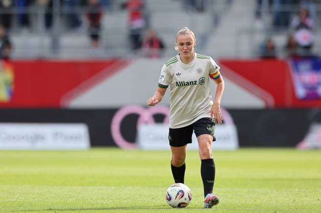Georgia Stanway (FC Bayern Muenchen, 31) mit Ball, GER, FC Bayern Muenchen vs. SV Werder Bremen, Fussball, Google Pixel Frauen-Bundesliga, 5. Spieltag, Saison 2025 2026, 04.10.2025, DFL DFB REGULATIONS PROHIBIT ANY USE OF PHOTOGRAPHS as IMAGE SEQUENCES and or QUASI-VIDEO, GER, FC Bayern Muenchen vs. SV Werder Bremen, Fussball, Google Pixel Frauen-Bundesliga, 5. Spieltag, Saison 2025 2026, 04.10.2025 Muenchen Copyright: xEibner-Pressefoto JennixMaulx EP_JML