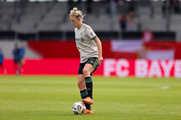 Carolin Simon (FC Bayern Muenchen, 30) mit Ball, GER, FC Bayern Muenchen vs. SV Werder Bremen, Fussball, Google Pixel Frauen-Bundesliga, 5. Spieltag, Saison 2025 2026, 04.10.2025, DFL DFB REGULATIONS PROHIBIT ANY USE OF PHOTOGRAPHS as IMAGE SEQUENCES and or QUASI-VIDEO, GER, FC Bayern Muenchen vs. SV Werder Bremen, Fussball, Google Pixel Frauen-Bundesliga, 5. Spieltag, Saison 2025 2026, 04.10.2025 Muenchen Copyright: xEibner-Pressefoto JennixMaulx EP_JML