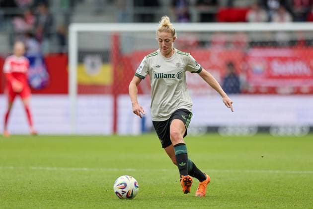 Carolin Simon (FC Bayern Muenchen, 30) mit Ball, GER, FC Bayern Muenchen vs. SV Werder Bremen, Fussball, Google Pixel Frauen-Bundesliga, 5. Spieltag, Saison 2025 2026, 04.10.2025, DFL DFB REGULATIONS PROHIBIT ANY USE OF PHOTOGRAPHS as IMAGE SEQUENCES and or QUASI-VIDEO, GER, FC Bayern Muenchen vs. SV Werder Bremen, Fussball, Google Pixel Frauen-Bundesliga, 5. Spieltag, Saison 2025 2026, 04.10.2025 Muenchen Copyright: xEibner-Pressefoto JennixMaulx EP_JML