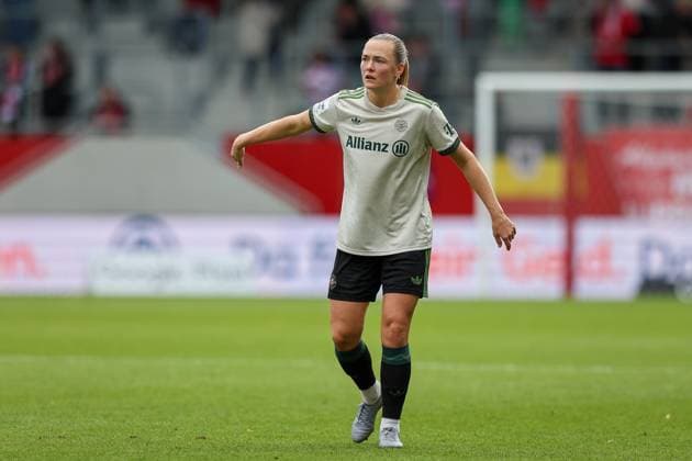 Magdalena Eriksson (FC Bayern Muenchen, 05) zeigend, GER, FC Bayern Muenchen vs. SV Werder Bremen, Fussball, Google Pixel Frauen-Bundesliga, 5. Spieltag, Saison 2025 2026, 04.10.2025, DFL DFB REGULATIONS PROHIBIT ANY USE OF PHOTOGRAPHS as IMAGE SEQUENCES and or QUASI-VIDEO, GER, FC Bayern Muenchen vs. SV Werder Bremen, Fussball, Google Pixel Frauen-Bundesliga, 5. Spieltag, Saison 2025 2026, 04.10.2025 Muenchen Copyright: xEibner-Pressefoto JennixMaulx EP_JML