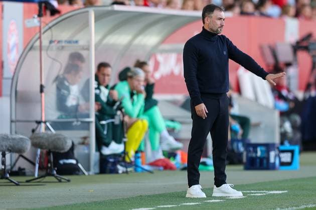 Jose Barcala (FC Bayern Muenchen, Trainer) gestikuliert, GER, FC Bayern Muenchen vs. SV Werder Bremen, Fussball, Google Pixel Frauen-Bundesliga, 5. Spieltag, Saison 2025 2026, 04.10.2025, DFL DFB REGULATIONS PROHIBIT ANY USE OF PHOTOGRAPHS as IMAGE SEQUENCES and or QUASI-VIDEO, GER, FC Bayern Muenchen vs. SV Werder Bremen, Fussball, Google Pixel Frauen-Bundesliga, 5. Spieltag, Saison 2025 2026, 04.10.2025 Muenchen Copyright: xEibner-Pressefoto JennixMaulx EP_JML