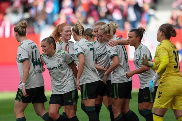 Jubel nach dem Tor zum 4:0 durch Lea Schueller (FC Bayern Muenchen, 11), Alara Sehitler (FC Bayern Muenchen, 14), Georgia Stanway (FC Bayern Muenchen, 31), Stine Ballisager (FC Bayern Muenchen, 03), Arianna Caruso (FC Bayern Muenchen, 27), Giulia Gwinn (FC Bayern Muenchen, 07) und Glodis Perla Viggosdottir (FC Bayern Muenchen, 04) jubeln mit, mit Mariella El Sherif (SV Werder Bremen, 39), GER, FC Bayern Muenchen vs. SV Werder Bremen, Fussball, Google Pixel Frauen-Bundesliga, 5. Spieltag, Saison 2025 2026, 04.10.2025, DFL DFB REGULATIONS PROHIBIT ANY USE OF PHOTOGRAPHS as IMAGE SEQUENCES and or QUASI-VIDEO, GER, FC Bayern Muenchen vs. SV Werder Bremen, Fussball, Google Pixel Frauen-Bundesliga, 5. Spieltag, Saison 2025 2026, 04.10.2025 Muenchen Copyright: xEibner-Pressefoto JennixMaulx EP_JML