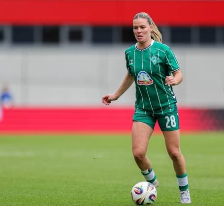 Juliane Wirtz (SV Werder Bremen, 28) mit Ball, GER, FC Bayern Muenchen vs. SV Werder Bremen, Fussball, Google Pixel Frauen-Bundesliga, 5. Spieltag, Saison 2025 2026, 04.10.2025, DFL DFB REGULATIONS PROHIBIT ANY USE OF PHOTOGRAPHS as IMAGE SEQUENCES and or QUASI-VIDEO, GER, FC Bayern Muenchen vs. SV Werder Bremen, Fussball, Google Pixel Frauen-Bundesliga, 5. Spieltag, Saison 2025 2026, 04.10.2025 Muenchen Copyright: xEibner-Pressefoto JennixMaulx EP_JML