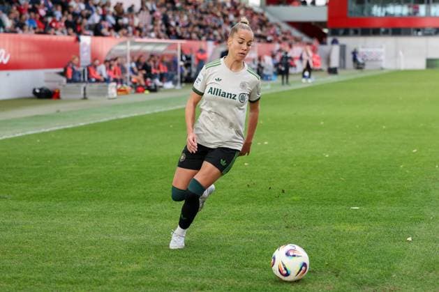 Giulia Gwinn (FC Bayern Muenchen, 07) mit Ball, GER, FC Bayern Muenchen vs. SV Werder Bremen, Fussball, Google Pixel Frauen-Bundesliga, 5. Spieltag, Saison 2025 2026, 04.10.2025, DFL DFB REGULATIONS PROHIBIT ANY USE OF PHOTOGRAPHS as IMAGE SEQUENCES and or QUASI-VIDEO, GER, FC Bayern Muenchen vs. SV Werder Bremen, Fussball, Google Pixel Frauen-Bundesliga, 5. Spieltag, Saison 2025 2026, 04.10.2025 Muenchen Copyright: xEibner-Pressefoto JennixMaulx EP_JML