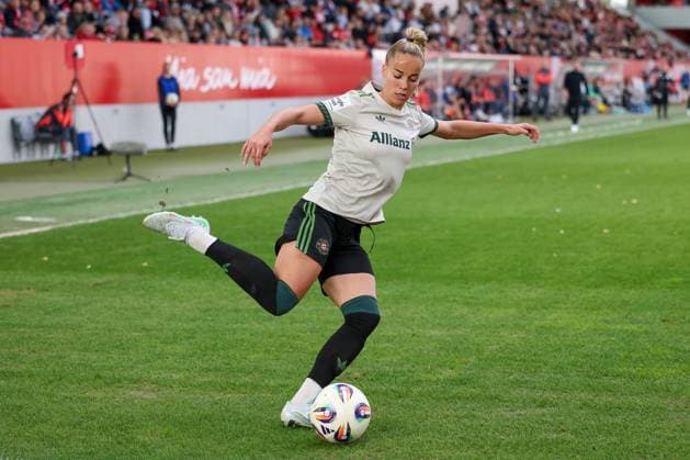Giulia Gwinn (FC Bayern Muenchen, 07) mit dem Ball, GER, FC Bayern Muenchen vs. SV Werder Bremen, Fussball, Google Pixel Frauen-Bundesliga, 5. Spieltag, Saison 2025 2026, 04.10.2025, DFL DFB REGULATIONS PROHIBIT ANY USE OF PHOTOGRAPHS as IMAGE SEQUENCES and or QUASI-VIDEO, GER, FC Bayern Muenchen vs. SV Werder Bremen, Fussball, Google Pixel Frauen-Bundesliga, 5. Spieltag, Saison 2025 2026, 04.10.2025 Muenchen Copyright: xEibner-Pressefoto JennixMaulx EP_JML