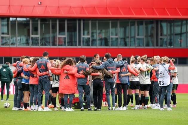 Mannschaftskreis der Spielerinnen vom FC Bayern Muenchen nach dem Spiel, GER, FC Bayern Muenchen vs. SV Werder Bremen, Fussball, Google Pixel Frauen-Bundesliga, 5. Spieltag, Saison 2025 2026, 04.10.2025, DFL DFB REGULATIONS PROHIBIT ANY USE OF PHOTOGRAPHS as IMAGE SEQUENCES and or QUASI-VIDEO, GER, FC Bayern Muenchen vs. SV Werder Bremen, Fussball, Google Pixel Frauen-Bundesliga, 5. Spieltag, Saison 2025 2026, 04.10.2025 Muenchen Copyright: xEibner-Pressefoto JennixMaulx EP_JML