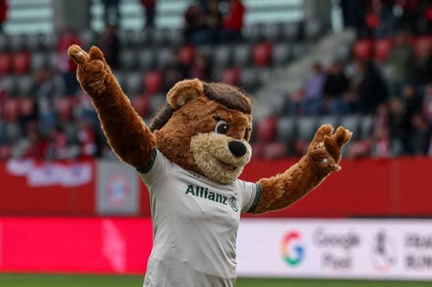 FC Bayern Muenchen Maskottchen Mia bejubelt den Sieg, GER, FC Bayern Muenchen vs. SV Werder Bremen, Fussball, Google Pixel Frauen-Bundesliga, 5. Spieltag, Saison 2025 2026, 04.10.2025, DFL DFB REGULATIONS PROHIBIT ANY USE OF PHOTOGRAPHS as IMAGE SEQUENCES and or QUASI-VIDEO, GER, FC Bayern Muenchen vs. SV Werder Bremen, Fussball, Google Pixel Frauen-Bundesliga, 5. Spieltag, Saison 2025 2026, 04.10.2025 Muenchen Copyright: xEibner-Pressefoto JennixMaulx EP_JML